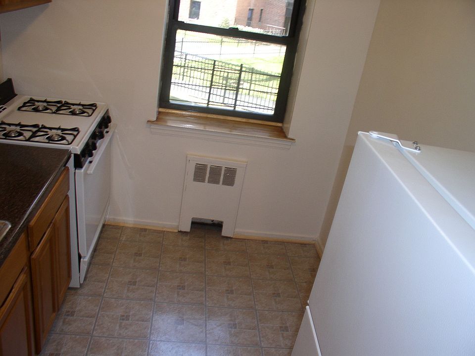 2nd image of 50 Fleetwood Ave APT 5C