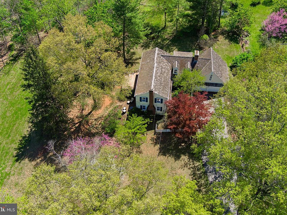 1st image of 10 Nancy Ln