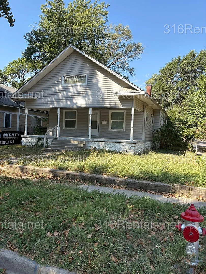 $1299 - 3 bedroom / 1 bathroom - Single Family Home — Photo 1
