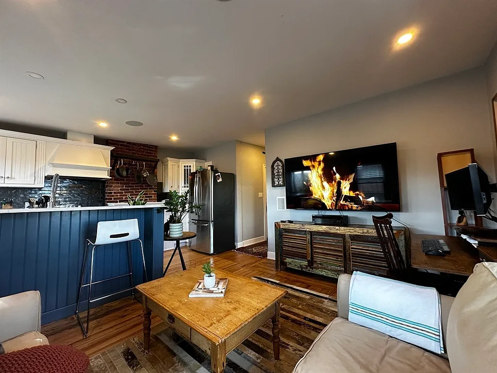 2 bed, 1.0 bath, 800 sqft, $3,000 — Photo 4