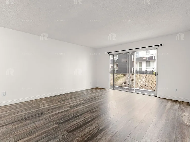 (El/Ti/Yo:B) 5139 White Oak Avenue — Photo 5