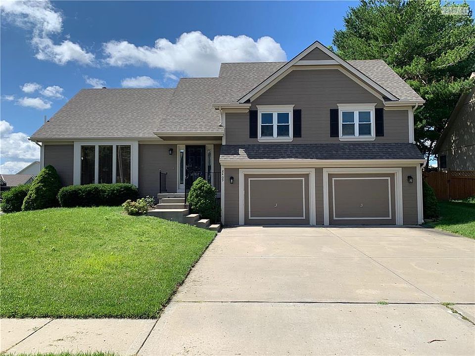 Welcome home to Oaks of North Brook