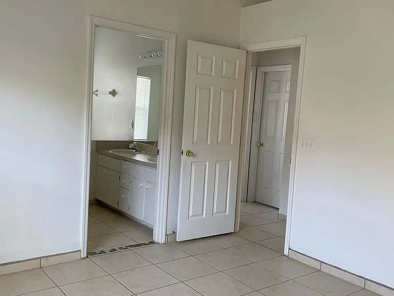 2219 Justin Ave — Photo 8