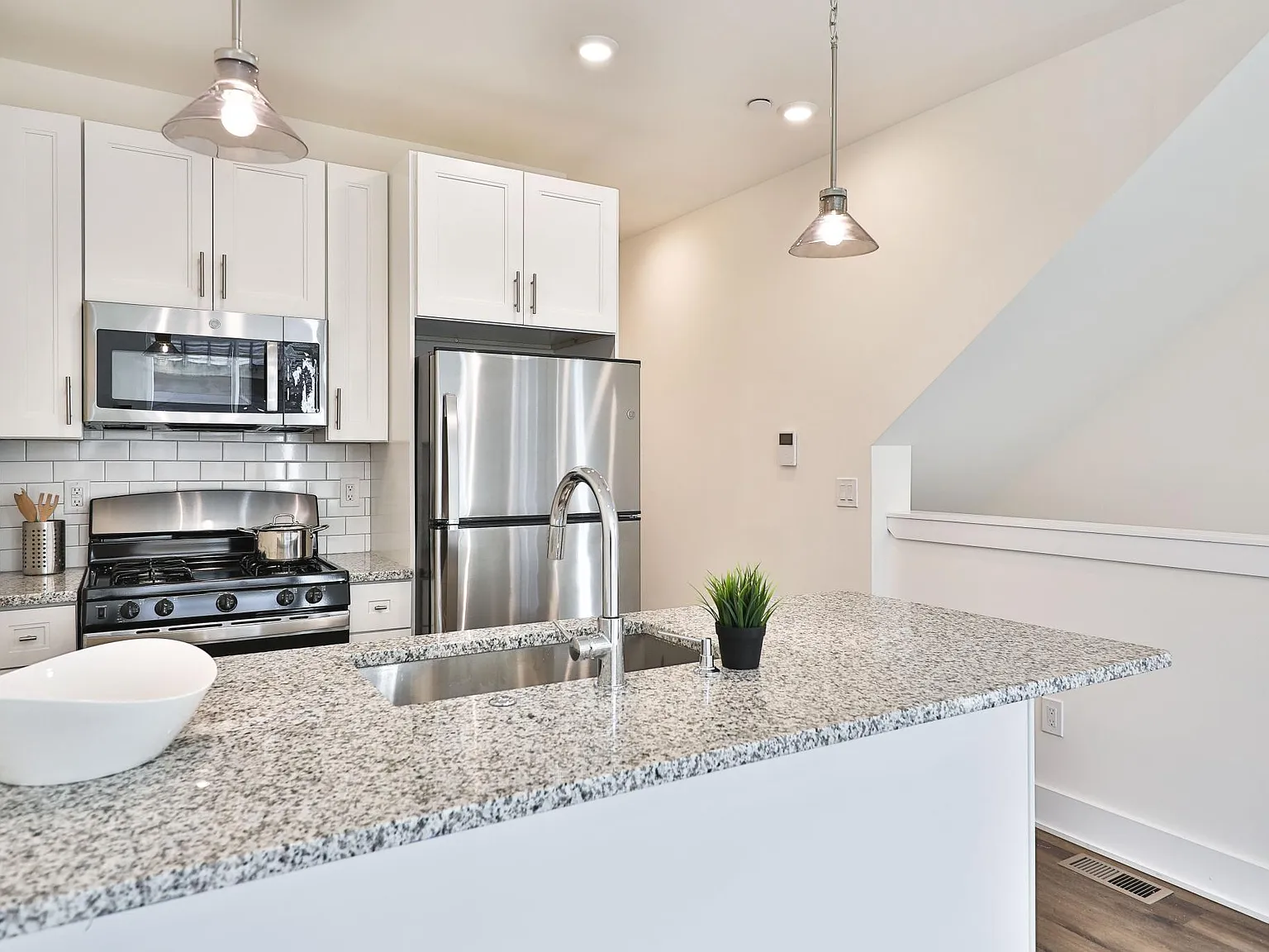 2 bed, 1251 sqft, $2,300 — Photo 4