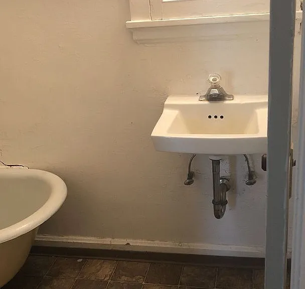 405 NE Oak St — Photo 11