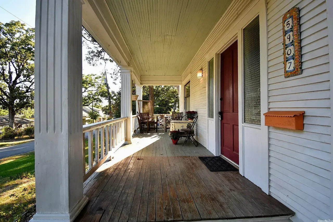 6 bed, 2.0 bath, 2600 sqft, $2,300 — Photo 3