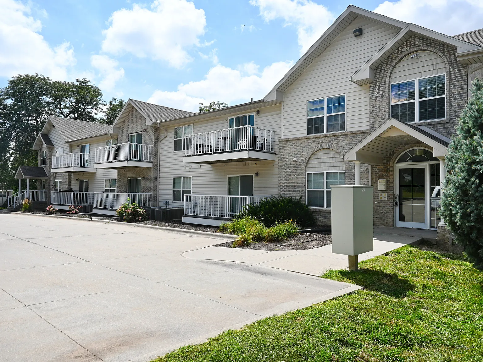 Square 131 - 4880 - 12 Plex — Photo 1