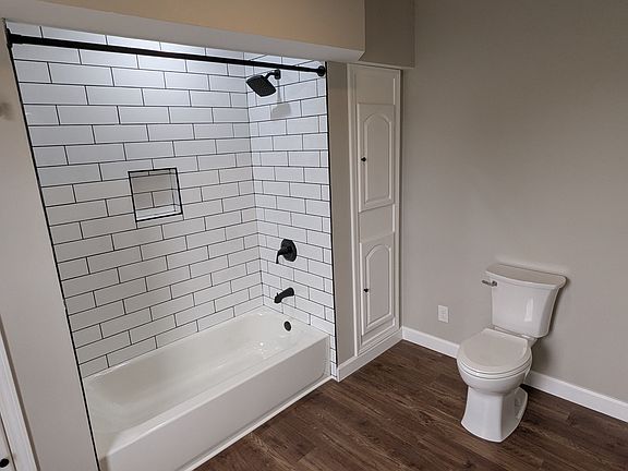 Large upstairs full bathroom