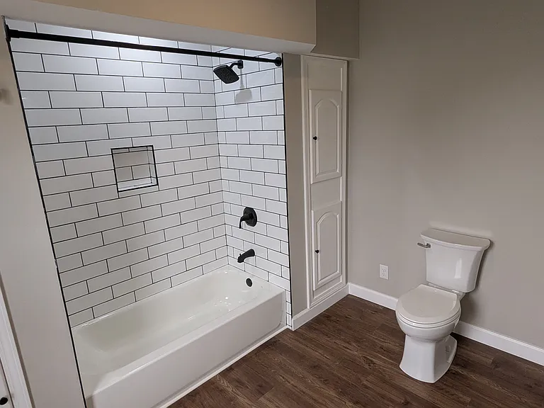 Large upstairs full bathroom