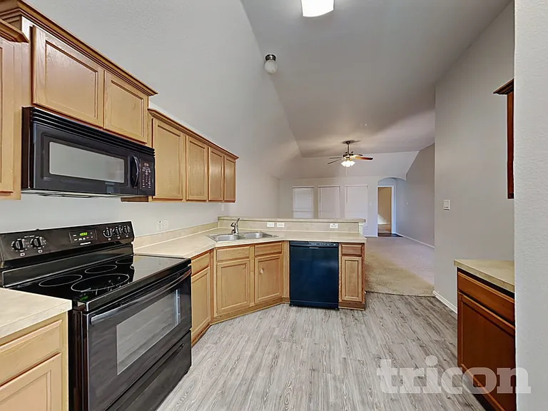 1615 Hillside Dr — Photo 6