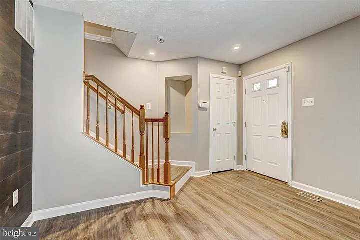 9306 Vanguard Ct — Photo 2