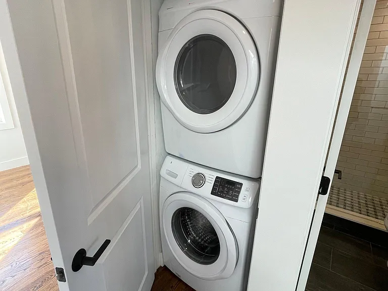 Large Washer/Dryer in Unit