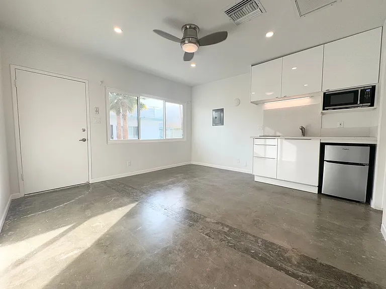 700 N Riverside Dr #4 — Photo 1