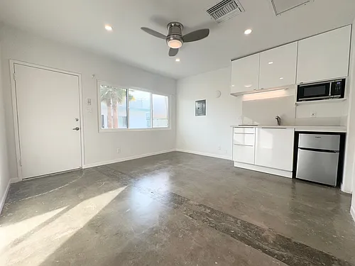700 N Riverside Dr #4 Photo 1