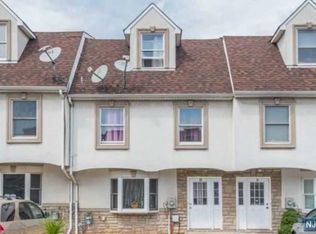 33 Val Sumo Ln, Newark, NJ 07105