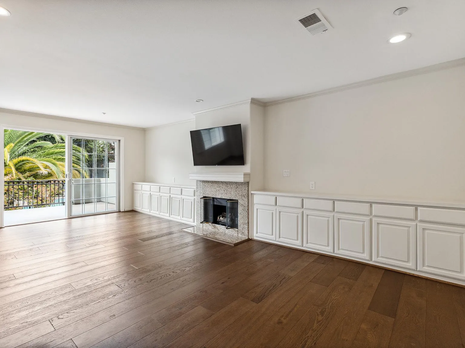 2 bed, 1041 sqft, $4,750 — Photo 2