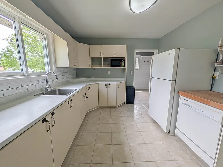 6332 Sherwood Rd — Photo 8