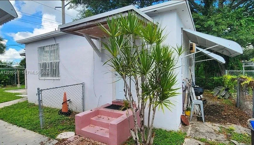 Building Photo - 405 NW 64th St #3