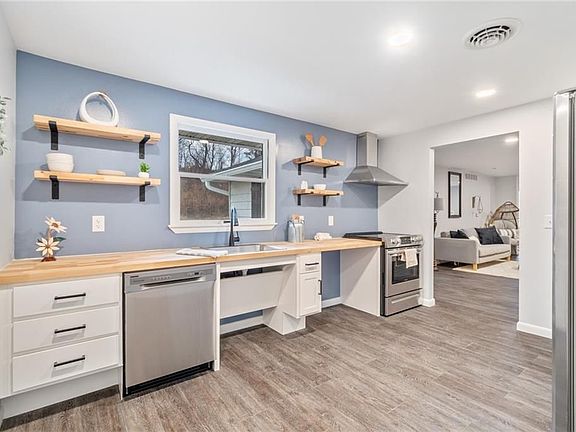 3rd image of 3527 Vienna St #5