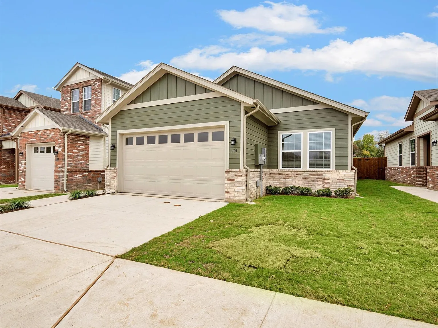 3 bed, 2.0 bath, 1078 sqft, $2,649 — Photo 1