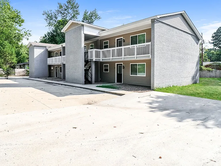 523 E Main St #7 — Photo 1