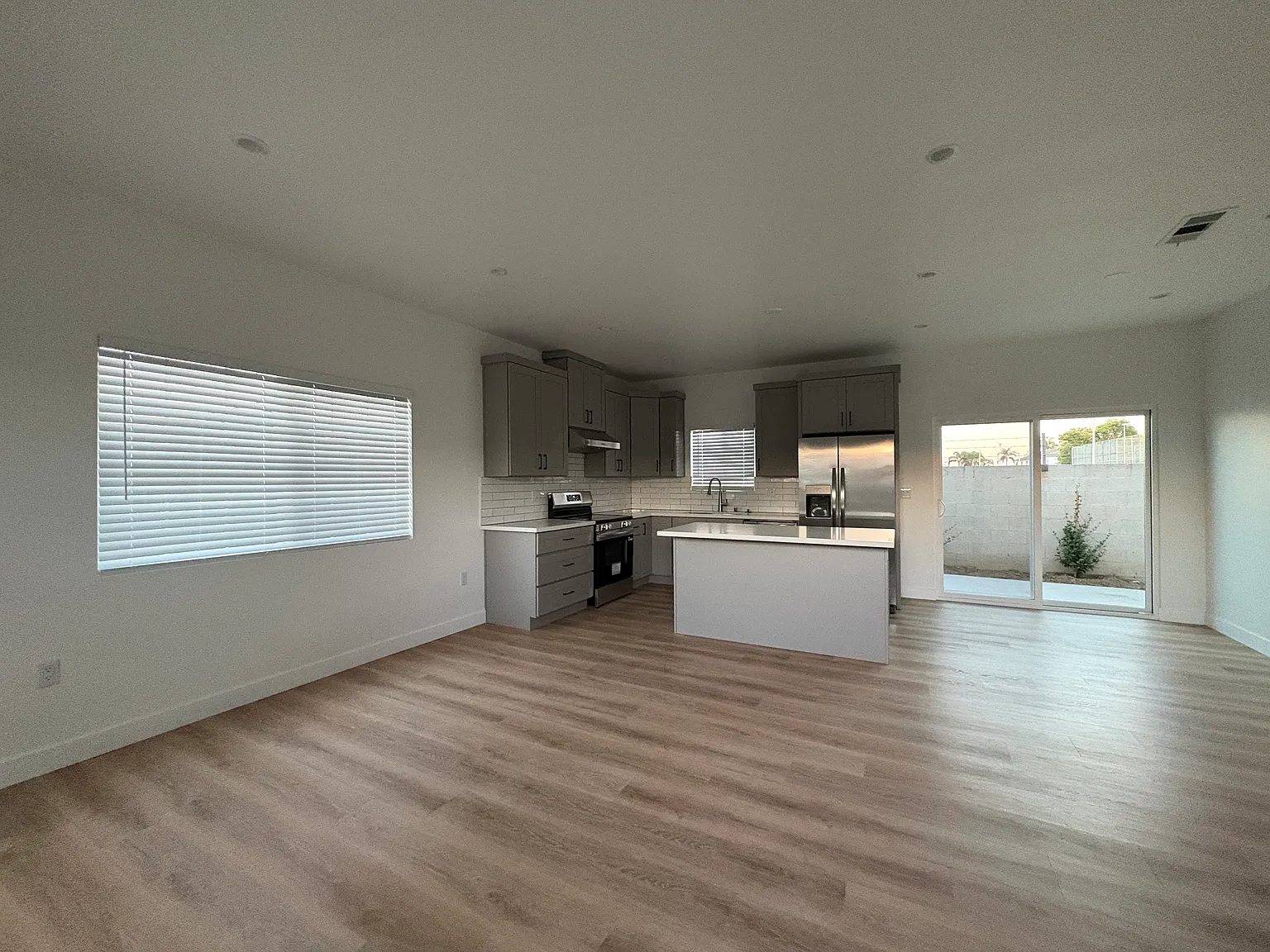 4 bed, 1200 sqft, $4,500 — Photo 2