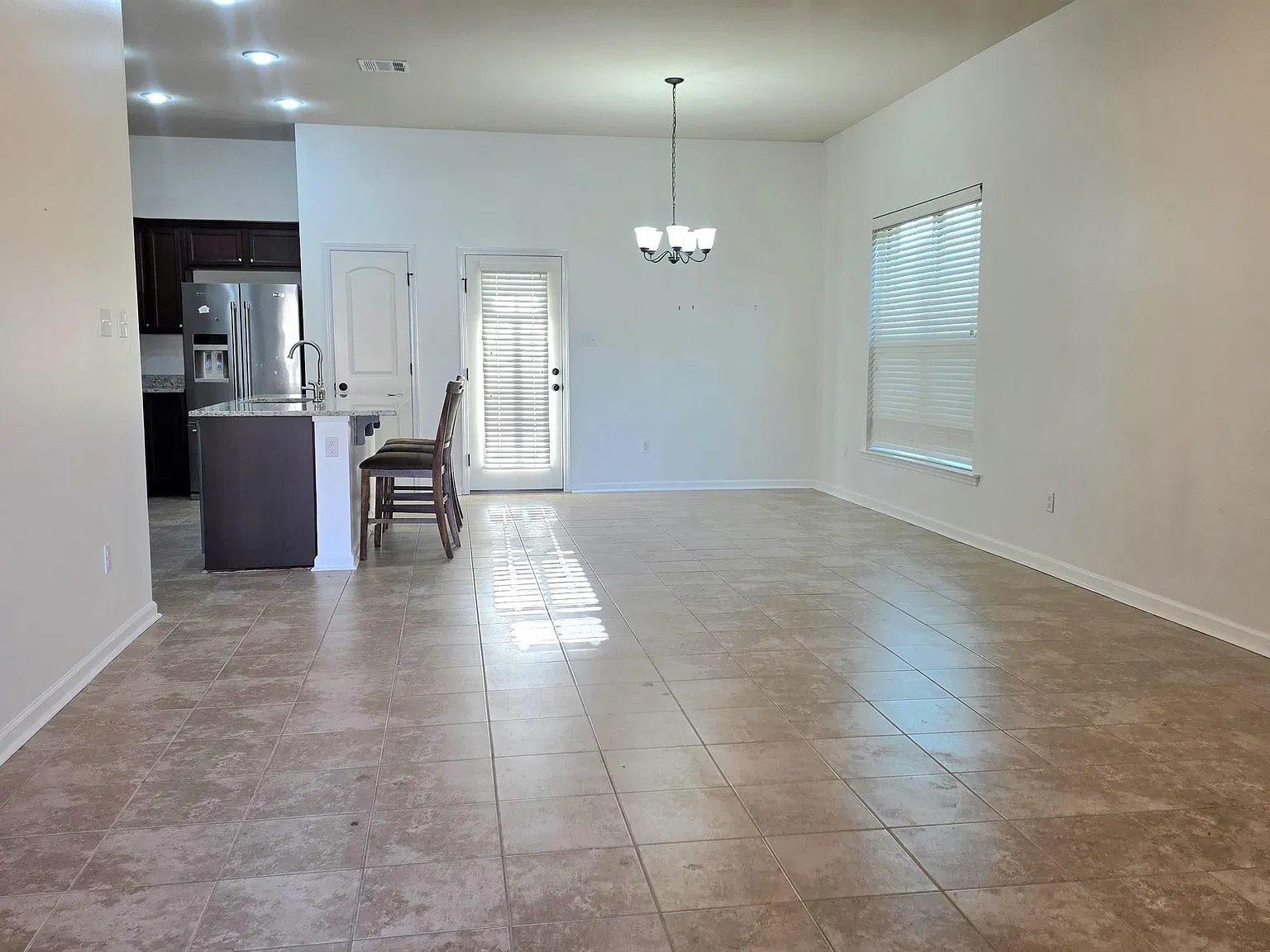 3 bed, 1700 sqft, $2,100 — Photo 4
