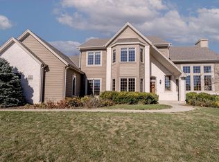 N66W13356 Crestwood Dr, Menomonee Falls, WI 53051