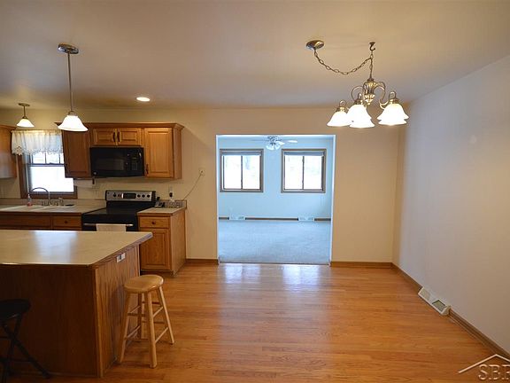 3rd image of 4869 Hanover Dr