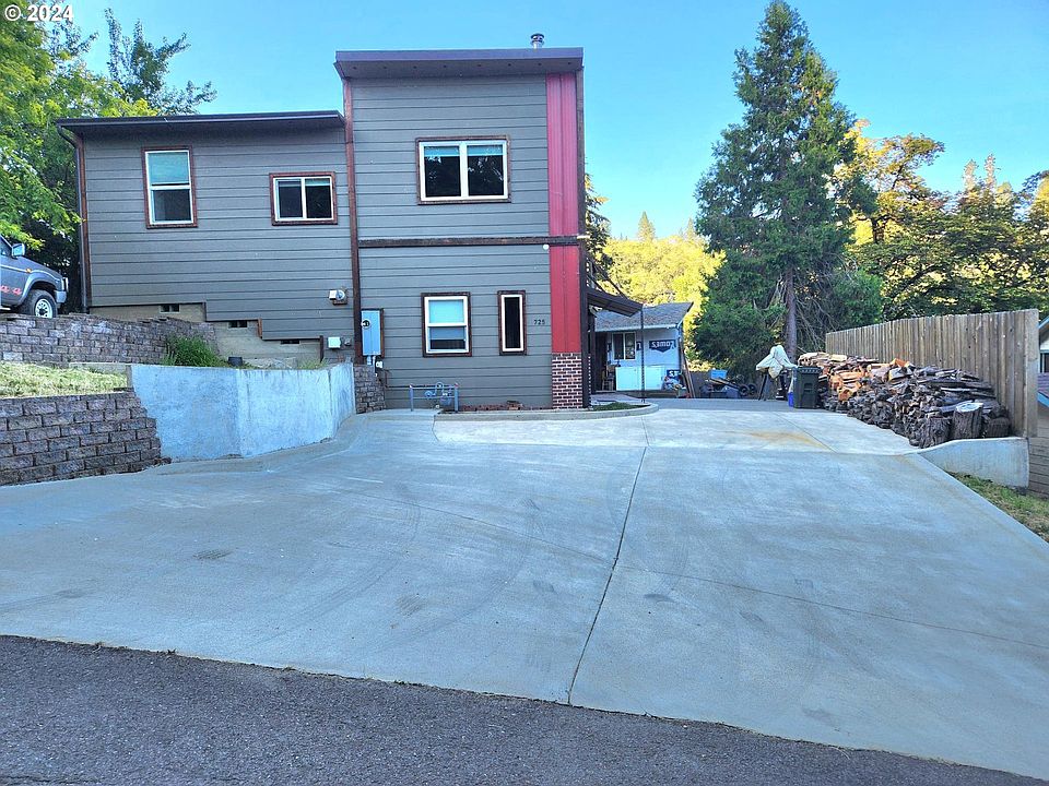 1st image of 725 SE Terrace Dr