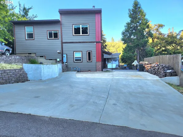 725 SE Terrace Dr, Roseburg, OR 97470