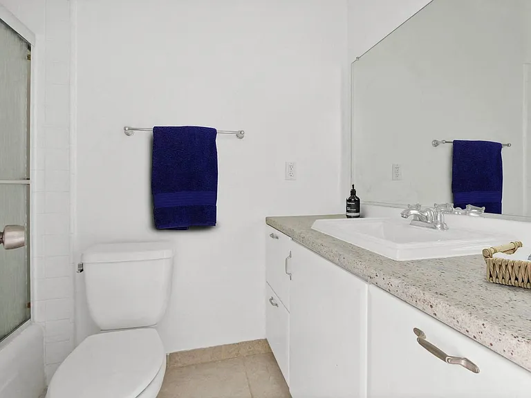 115 Doheny Apartments — Photo 23