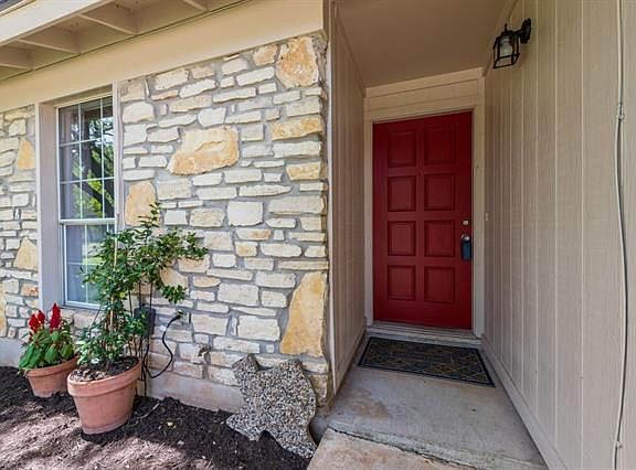 5th image of 405 Edgewood Cir
