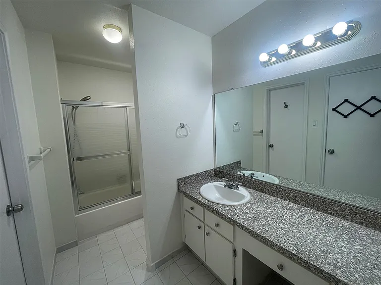 5550 N Braeswood Blvd #129 — Photo 5