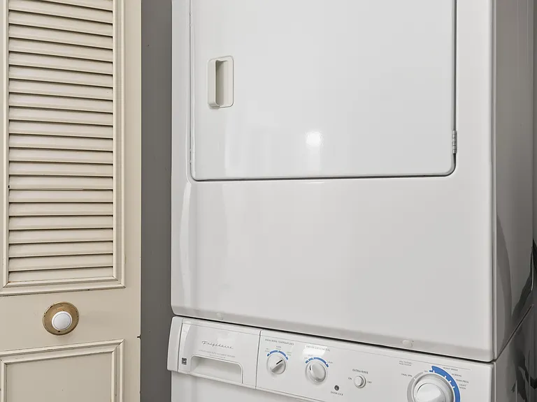 Unit #10 - washer/dryer