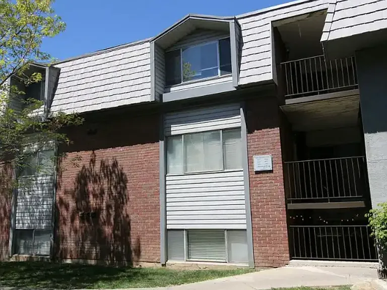 1710 Hickory Ln — Photo 1
