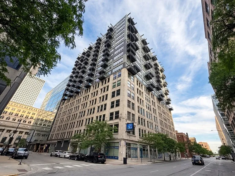 565 W Quincy St #802 — Photo 1