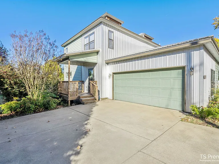2037 N Box Ave — Photo 3