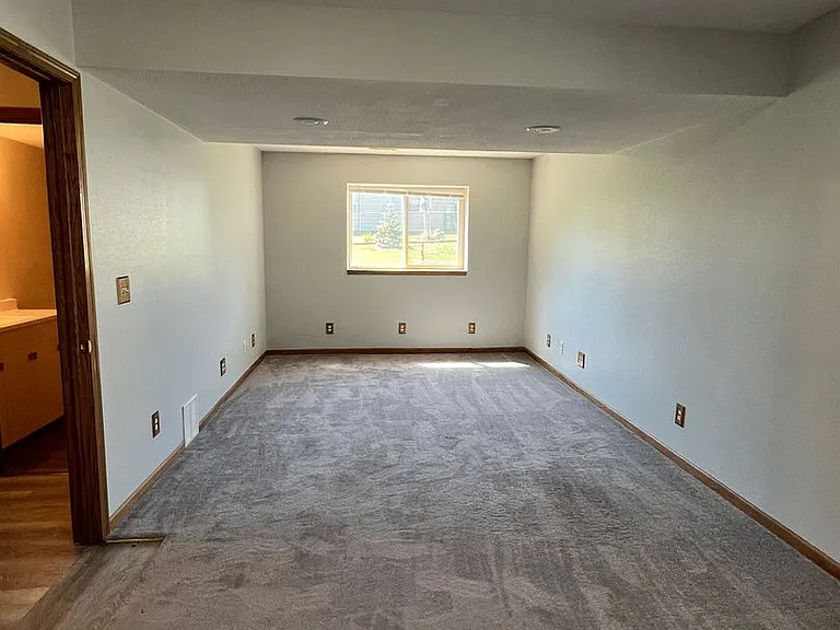 549 Hanover Dr — Photo 15