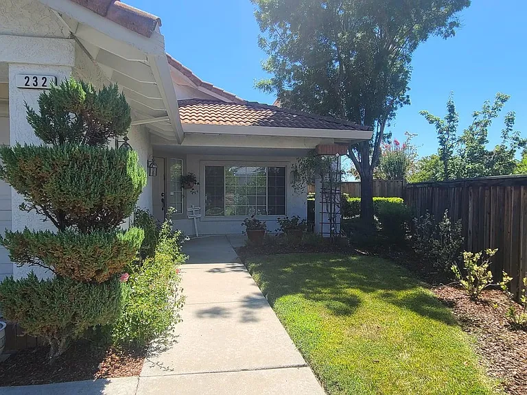 232 Chatham Ter — Photo 2
