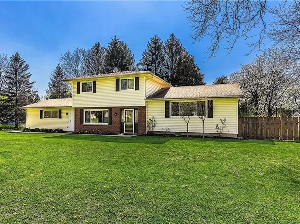 1 Timberline Dr, Penfield, NY 14526