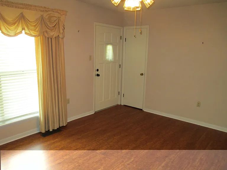 1828 Robins St — Photo 11