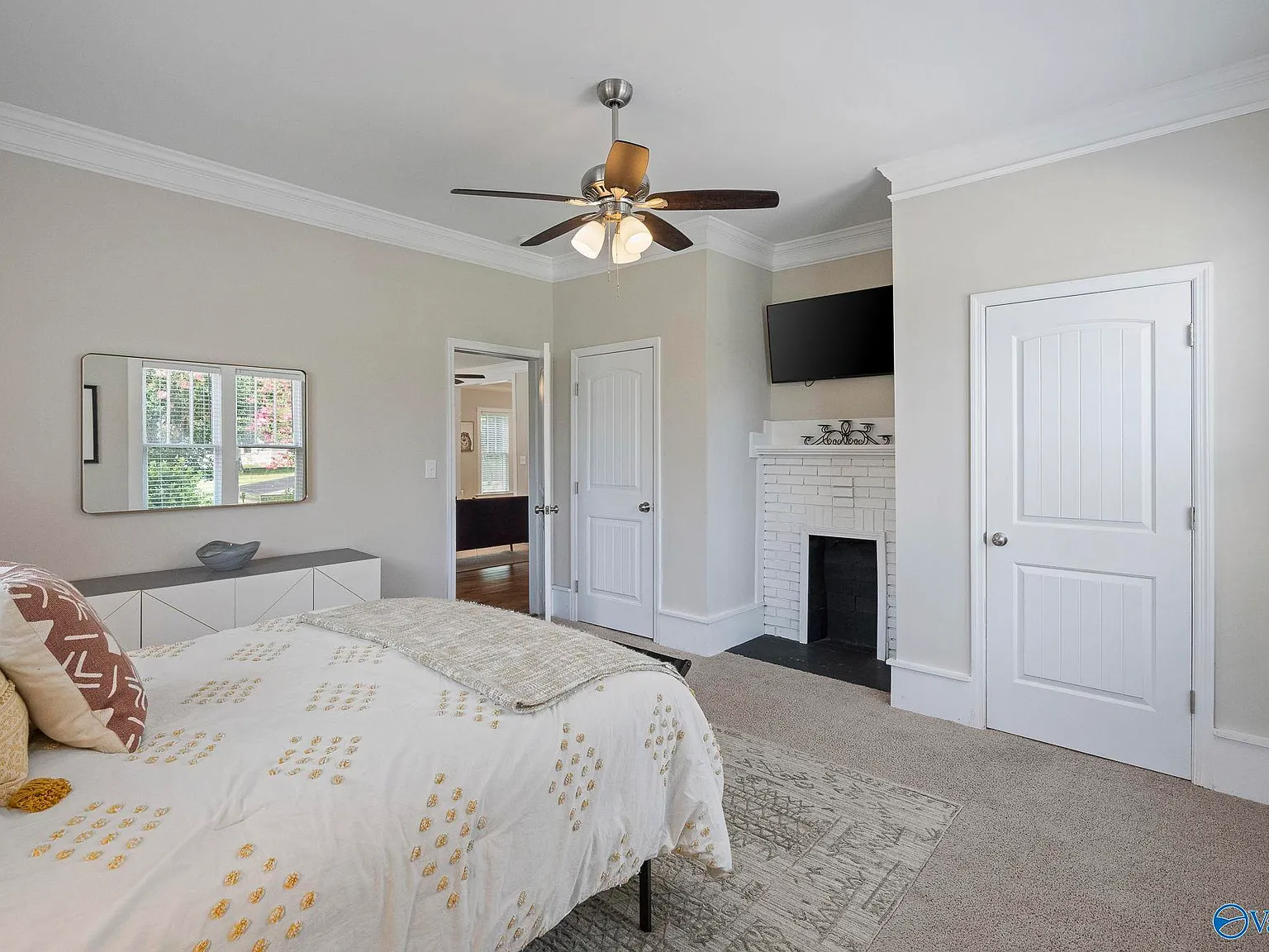 3 bed, 2.0 bath, 1815 sqft, $2,100 — Photo 2