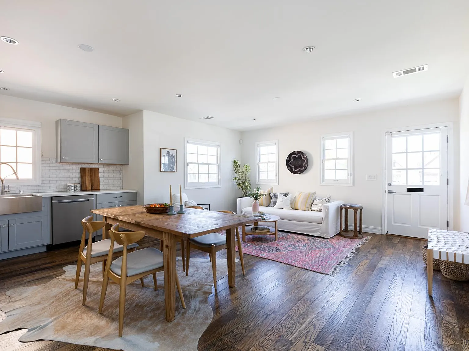 6111 S Harcourt Ave — Photo 1