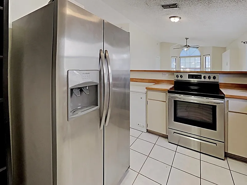 3 bed, 2.0 bath, 1096 sqft, $2,050 — Photo 4