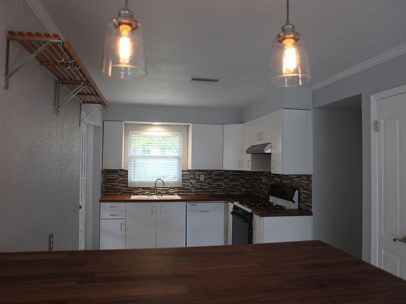4th image of 871 90th Ave N