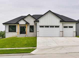 15423 Springbrook Trl, Urbandale, IA 50323