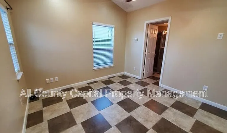 1116 Northwestern Ave — Photo 2