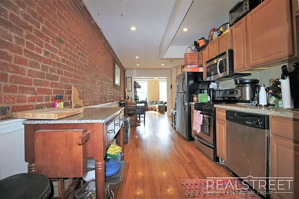 Rented by Real Street Inc | media 9