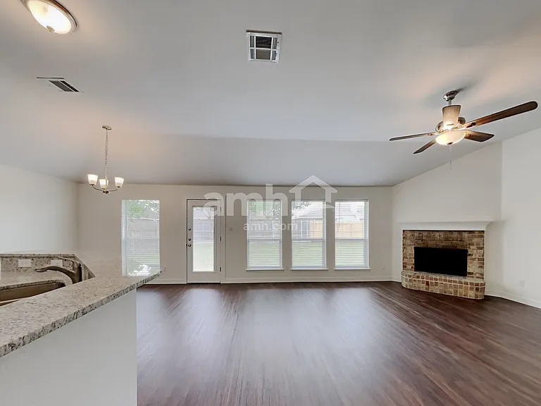 120 Jennings Dr — Photo 5